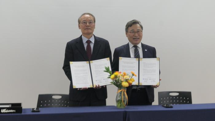 김희곤(왼쪽) 국립대한민국임시정부기념관장과 정근식 서울시교육감이 지난 10일 ‘대한민국임시정부 역사의 초·중등 교육 활성화를 위한 업무협약’을 맺은 뒤 기념사진을 찍고 있다. 국가보훈부 제공