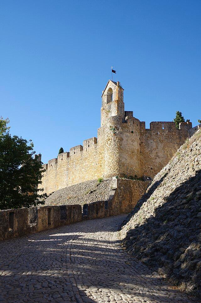 포르투갈 토마르 성채의 견고한 성벽. 필자 제공