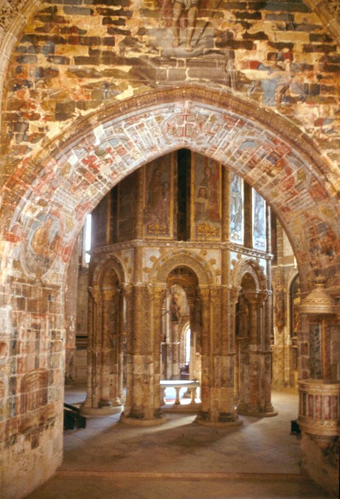 수도원 내부 8각형 모양의 중앙제단 모습. 필자 제공