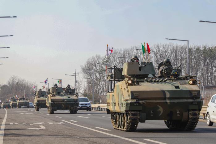 육군2기갑여단 불사조대대 K200A1 장갑차가 10일 제병협동 100㎞ 기동훈련을 하고 있다. 부대 제공