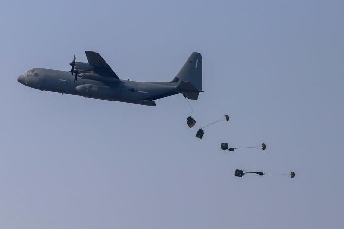 육군2신속대응사단 화물 포장·투하훈련에서 MC-130K 특수전 항공기가 화물을 투하하고 있다. 부대 제공
