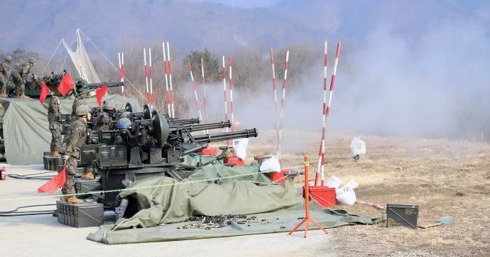 육군17보병사단 방공대대 장병들이 다락대사격장에서 발칸 사격을 하고 있다. 부대 제공