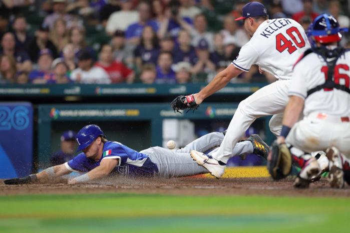 11일(한국시간) 미국 텍사스주 휴스턴 다이킨 파크에서 열린 2026 WBC B조 조별리그 4차전 미국과 이탈리아전에서 6회 이탈리아 샘 안토나치가 상대 실책 등으로 홈에서 세이프되며 미국과의 점수차를 크게 벌리고 있다. AFP·연합뉴스