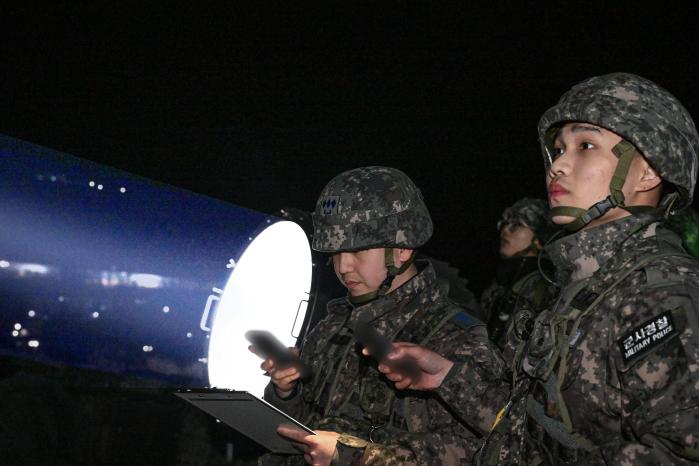공군8전투비행단 대공감시요원들이 10일 밤 대공방어/제논탐조 훈련 중 제논탐조등을 활용해 적 항공기를 추적하고 있다. 부대 제공