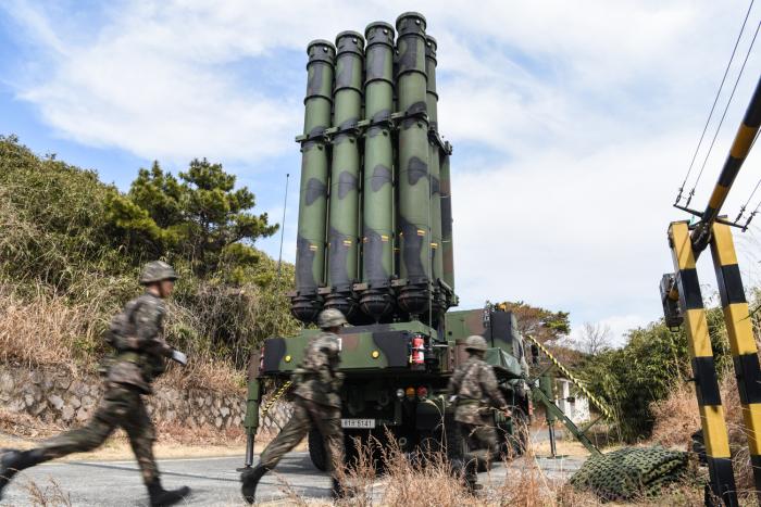 공군1미사일방어여단 장병들이 전반기 전투태세훈련 중 기동방어훈련을 하고 있는 모습. 사진 제공=황세인 일병