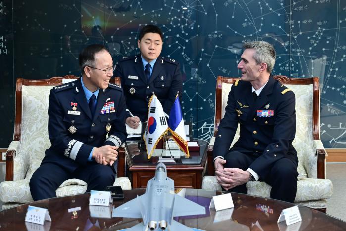 ¼Õ¼®¶ô(¿ÞÂÊ) °ø±ºÂü¸ðÃÑÀåÀÌ 11ÀÏ ¿ìÁÖÇù·Â ¾àÁ¤¼ ü°á¿¡ ¾Õ¼ ¹ð»ó ½´¼Ò(¼ÒÀå) ÇÁ¶û½º Ç×°ø¿ìÁÖ±º ÃÑÀå ´ë¸® °â ¿ìÁÖ»ç·É°ü°ú ´ë´ãÇϰí ÀÖ´Ù. °ø±º Á¦°ø