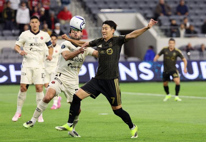 LAFC의 손흥민(오른쪽)이 11일(한국시간) 열린 2026 북중미카리브해축구연맹 챔피언스컵 16강 1차전에서 LD 알라후엘렌세의 아론 살라자르와 공을 다투고 있다. AFP·연합뉴스