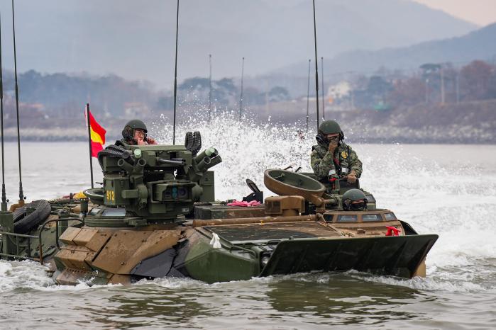 11일 해병대2사단 상륙장갑차대대 육·해상 기동훈련에서 상륙돌격장갑차(KAAV)가 해상 기동하고 있다. 부대 제공