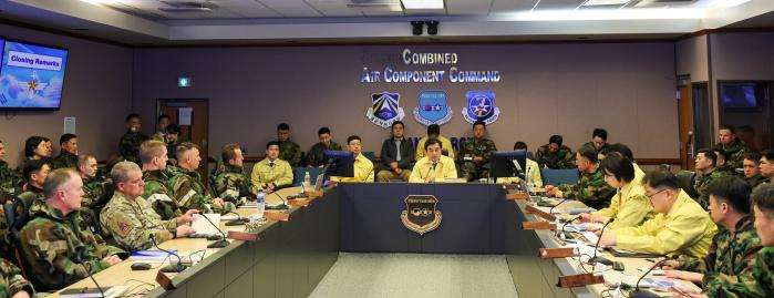 안규백 국방부 장관이 ‘2026 자유의 방패(FS)’ 연습이 한창인 11일 연합공군구성군사령부를 찾아 굳건한 한미동맹과 연합방위태세를 강조하고 있다. 한재호 기자