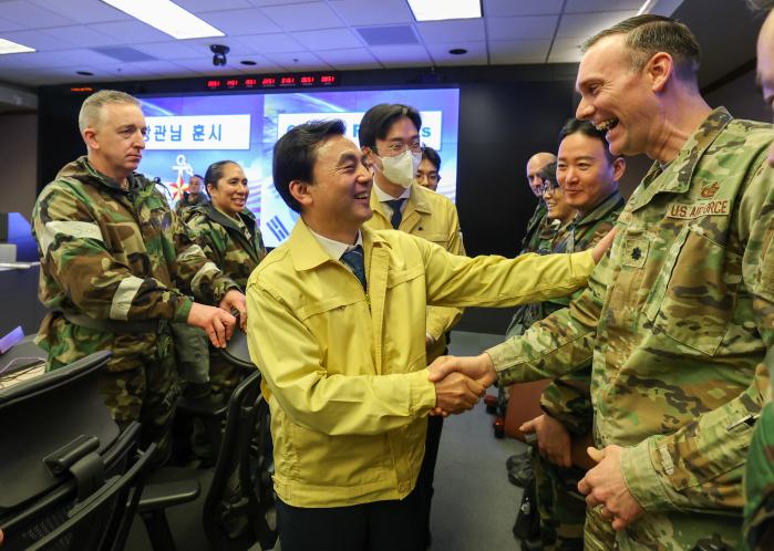 안규백 장관이 FS 연습에 여념이 없는 한미 장병들을 악수로 격려하고 있다. 한재호 기자