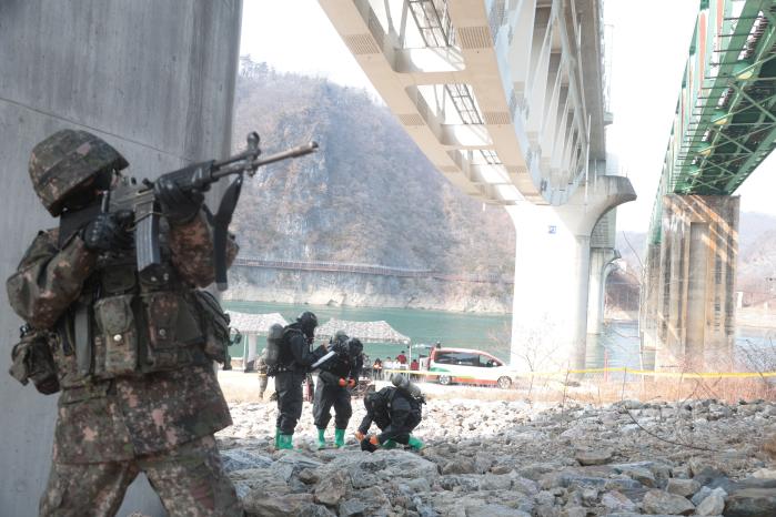 육군37보병사단 지역화생방테러특수임무대(CRST)가 11일 열린 대테러 훈련에서 화생방 오염 의심물질의 위험 여부를 확인하고 있다.