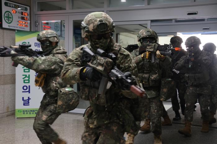 육군35보병사단 백마여단 장병들이 11일 무주 양수발전소에서 테러 대응 훈련을 하고 있다.