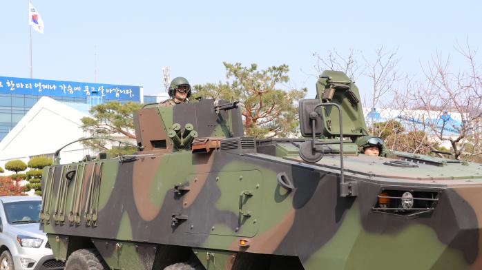 육군50보병사단 장병들이 11일 열린 대테러훈련에서 K806 차륜형 장갑차에 탑승해 작전지역으로 이동하고 있다.