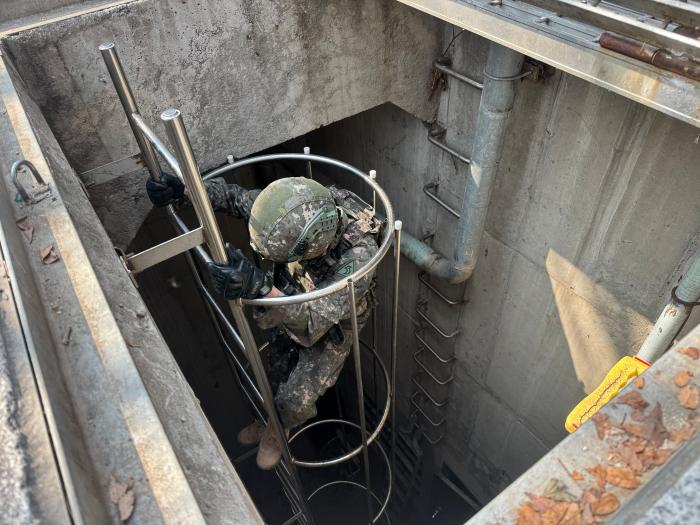 육군53보병사단 부산여단 장병들이 11일 열린 FS 연습에서 지하 공동구로 진입하고 있다.