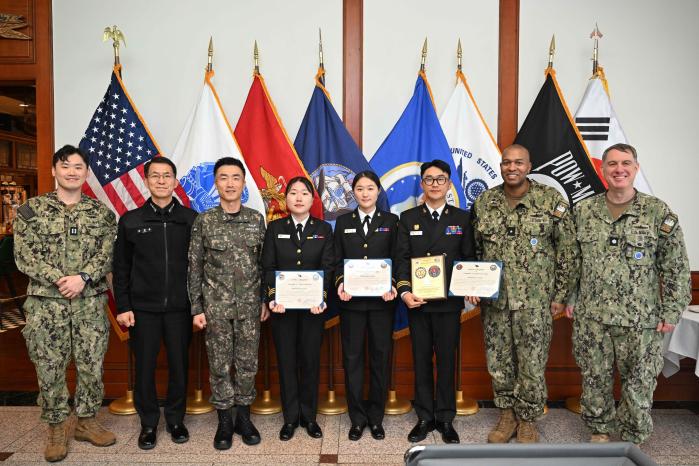 11일 주한미해군근무지원단에서 열린 ‘CNFK 영어 에세이 대회 시상식’에서 수상자들이 한미 해군 관계자들과 기념사진을 찍고 있다. 부대 제공