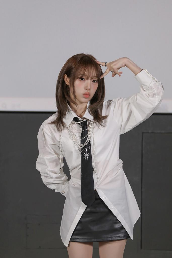 가수 최예나가 11일 서울 강남구 CGV 압구정에서 열린 다섯 번째 미니앨범 ‘러브 캐처’ 기자간담회에서 포즈를 취하고 있다.