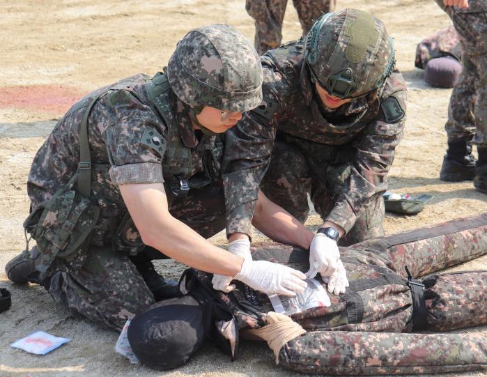 해군1함대 동해 합작소 전투부상자 처치훈련에서 합동작전지원소·육군22보병사단 장병들이 전투부상자처치 실습을 하고 있다. 부대 제공