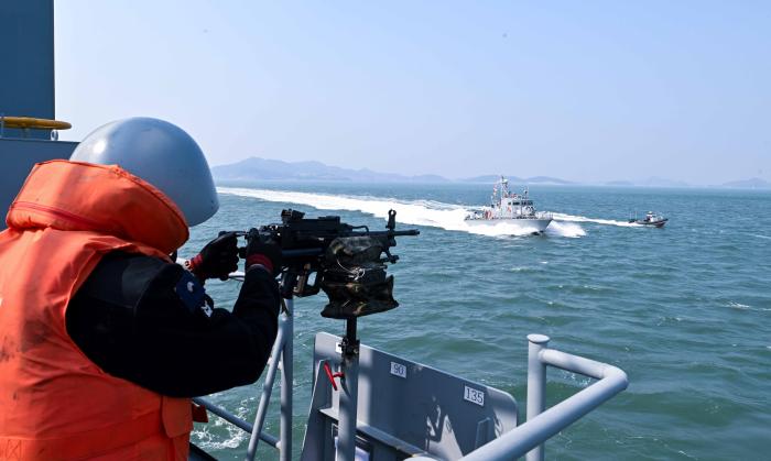 12일 진행된 목포항 통합 항만방호훈련에서 해군3함대 3기지방호전대 경비정 장병이 적 고속단정을 향해 사격 준비를 하고 있다. 부대 제공
