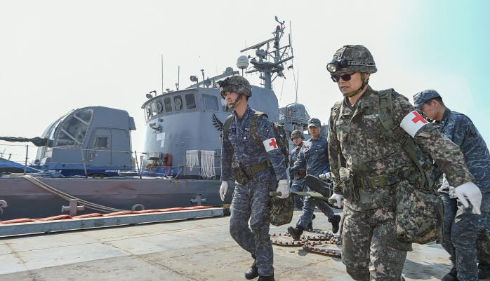 해군인방사가 실시한 대량 전·사상자 처치훈련에서 장병들이 응급환자를 후송하고 있다. 사진 제공=윤승호 중사
