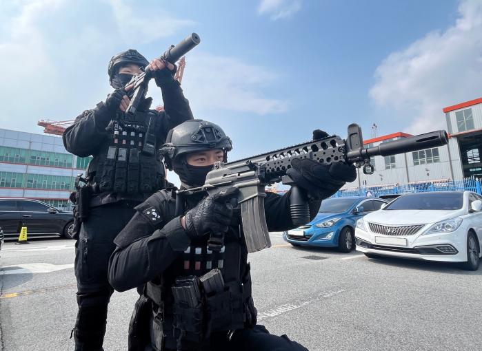 해군진해기지사령부가 부산신항에서 실시한 민·관·군 방호훈련 중 장병들이 경계자세를 취하고 있다. 사진 제공=변주원 하사