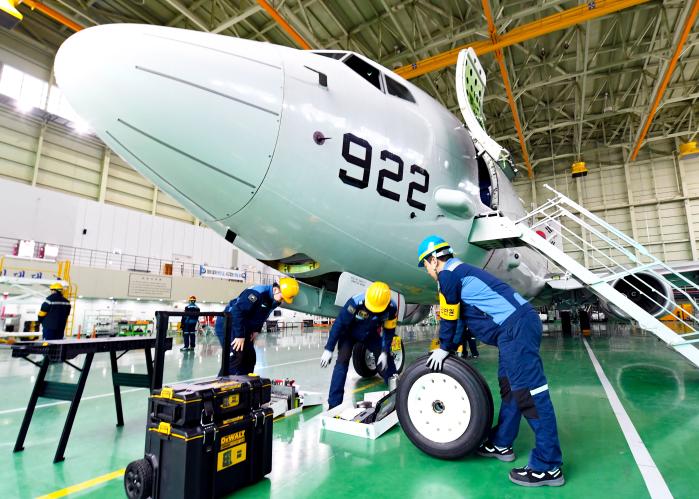 해군항공사령부 65전대 653대대 긴급수리반이 12일 열린 항공기 긴급복구절차 훈련에서 P-8A 해상초계기 하부와 타이어를 긴급 수리하고 있다. 부대 제공