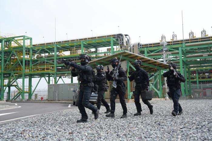 12일 한국가스공사 제주LNG본부에서 열린 군·경·소방 합동 대테러 훈련에서 해병대9여단 군사경찰 특수임무대(SDT) 장병들이 테러 발생 현장으로 출동하고 있다. 부대 제공