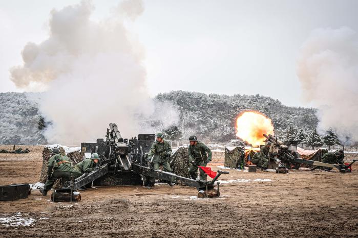 육군3보병사단 백골포병여단 장병들이 화강포병대대 연병장에서 열린 ○○○○ 53주년 기념행사에서 당시 상황을 재연하고 있다. 사진 제공=이도선 상사