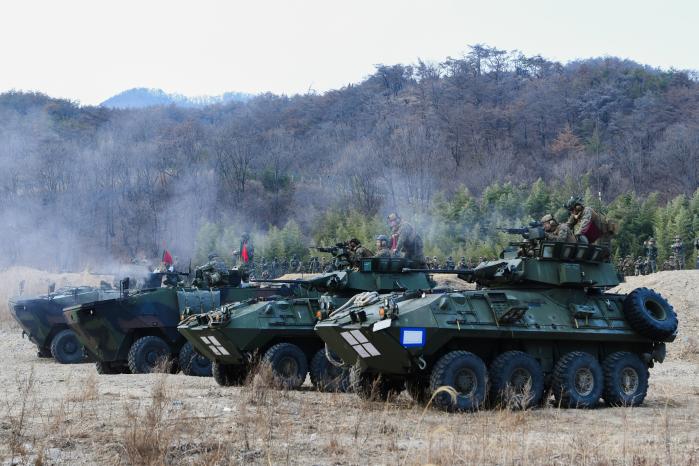 한미 해병대 장병들이 지난 9~12일 해병대연합훈련(KMEP)의 하나로 진행된 연합 기계화훈련에서 K808 차륜형 장갑차와 LAV 수륙양용 장갑차에 탑승해 사격하고 있다. 해병대 제공