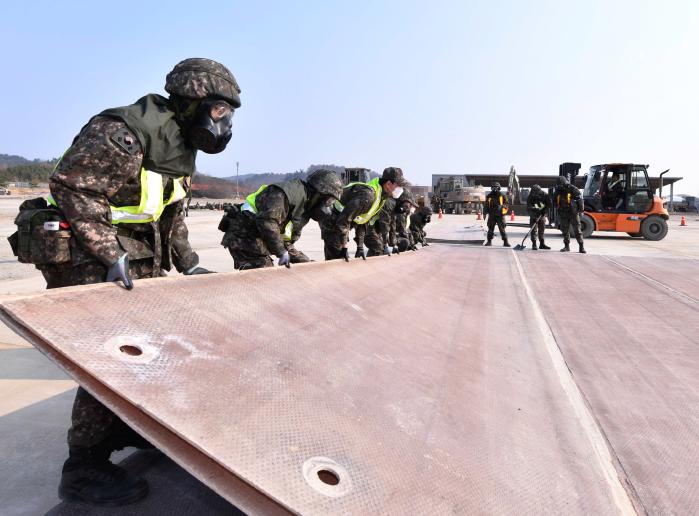 12일 공군3훈련비행단이 전개한 26-1차 전투태세훈련에서 공병대대 장병들이 활주로 피해복구 훈련을 하고 있다. 사진 제공=전미화 상사