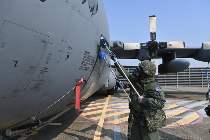 공군5공중기동비행단 장병들이 26-1차 전투태세훈련에서 화생방 작용제에 오염된 C-130 항공기를 제독하고 있다. 사진 제공=고미숙 상사