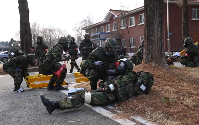 11일 공군17전투비행단이 전개한 ‘대량 전사상자 처치훈련’에서 항공의무대대원들이 부상자들에게 응급처치를 하고 있다. 부대 제공