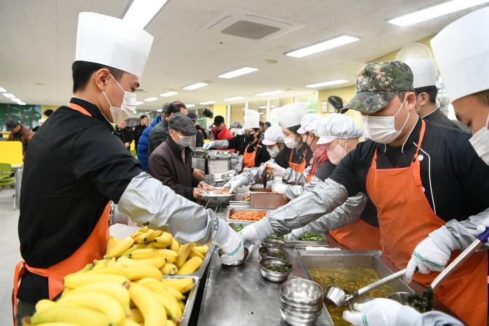 해군교육사령부 기술행정학교 조리·보급·재정 초급반 교육생들이 12일 어르신들의 식사를 준비하고 있다. 사진 제공=홍성민 중사