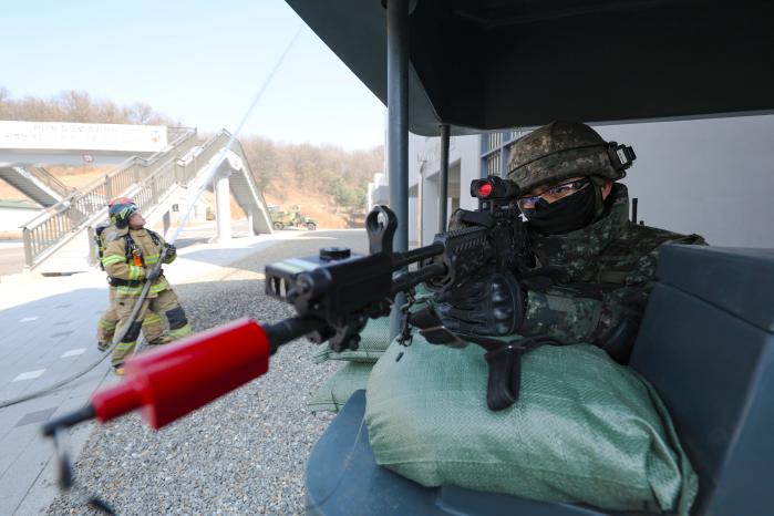 육군17보병사단 장병이 12일 인천시 도시지역전투 훈련장에서 실시한 민·관·군·경·소방 도시지역작전 훈련 중 경계자세를 취하고 있다.