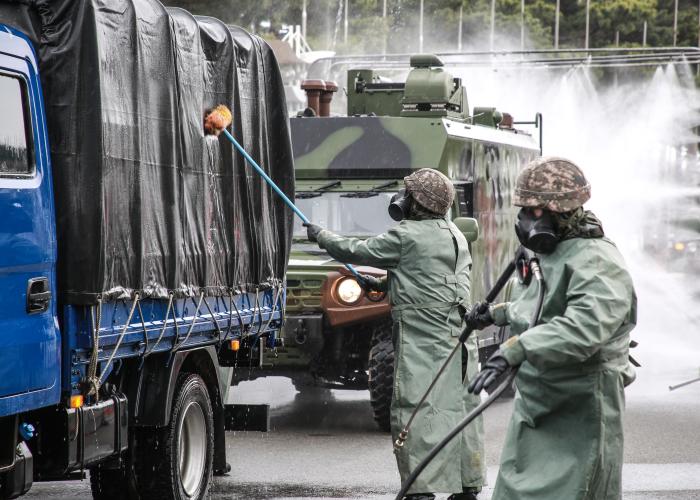 육군50보병사단 팔공산여단이 12일 진행한 대량사상자 관리 훈련 중 장병들이 차량을 세척하고 있다.