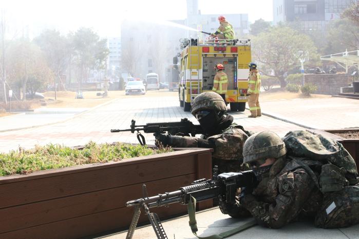육군35보병사단 충무여단이 11일 KBS전주방송총국에서 펼친 통합방호훈련에서 장병들이 경계를 하고 있다.