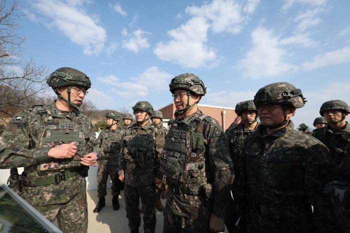 김규하(앞줄 가운데) 육군참모총장이 김용수(맨 왼쪽) 17보병사단장에게 보고를 받고 있다.