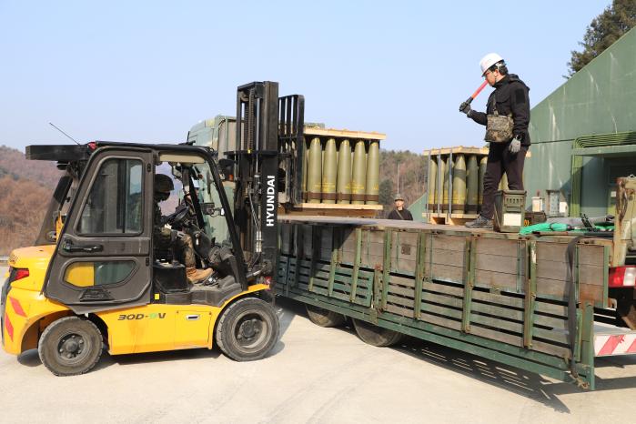 육군3군수지원여단 53탄약대대가 실시한 탄약 재보급 훈련에서 155㎜ 항력감소 고폭탄을 트럭에 적재하고 있다.