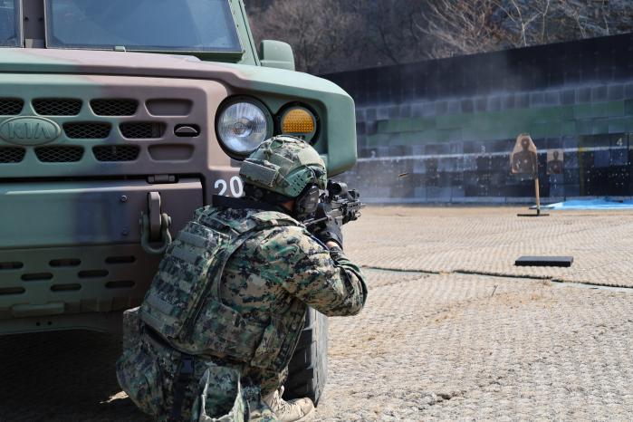 한빛부대 21진 경비대 장병들이 12일 국제평화지원단 파병종합훈련장에서 열린 차량 근접전투훈련 중 우발상황을 가정한 대응사격을 하고 있다. 부대 제공
