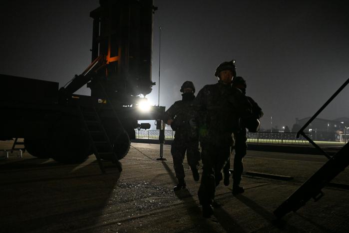 공군3미사일방어여단 예하 8547부대 장병들이 야간 기동방어훈련 중 임무절차를 수행하고 있다. 부대 제공