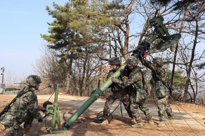 해병대사령부 정보통신대대와 육군51보병사단 정보통신대대 장병들이 11일 열린 지휘통신훈련에서 TICN 안테나를 설치하고 있다. 해병대 제공