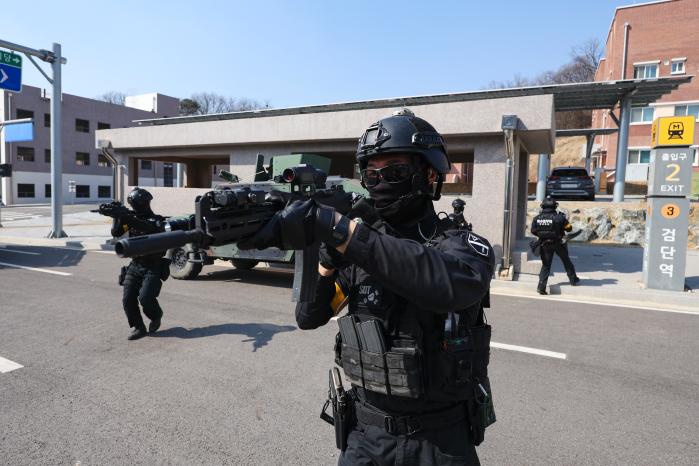 육군17보병사단 군사경찰특임대 장병들이 12일 인천시 도시지역전투훈련장에서 실시한 민·관·군·경·소방 도시지역작전 훈련 중 경찰특공대와 함께 지하철역 입구를 봉쇄하고 있다. 이경원 기자