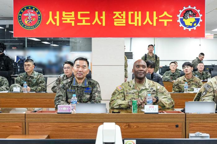 진영승(왼쪽) 합동참모의장과 제이비어 브런슨 한미연합군사령관이 12일 해병대6여단을 방문해 대비태세를 보고받고 있다. 합참 제공