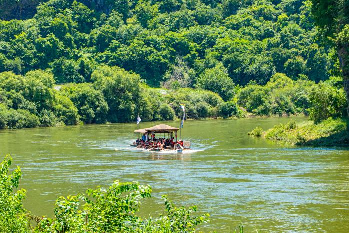 평창강이 만들어 낸 ‘한반도 지형’을 따라 뗏목이 지나가고 있다. 필자 제공