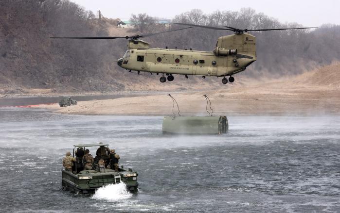 미 육군 CH-47 시누크 헬기가 14일 경기 연천군 임진강 일대에서 열린 한미 연합 도하훈련 중 부교 설치에 필요한 교절을 강으로 투하하고 있다.