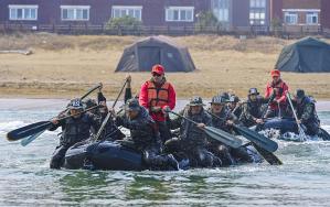 해병대1사단 멧돼지여단 상륙기습대대 장병들이 해상 패들링을 숙달하고 있다. 사진 제공=류호진 중위(진)