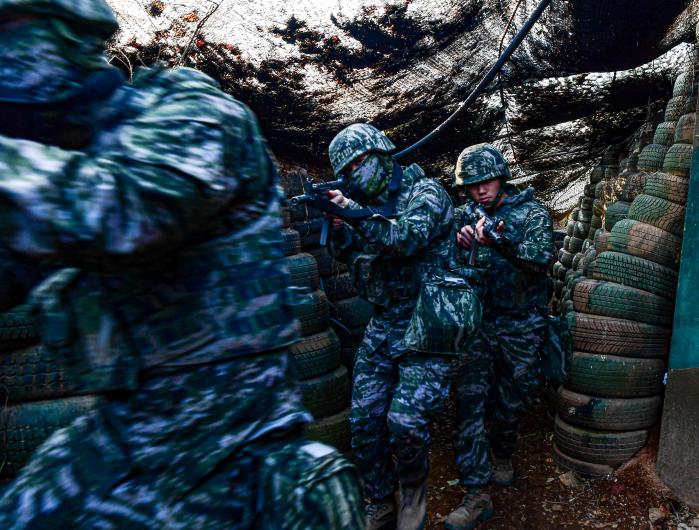 해병대2사단 장병들이 지난 12일 ‘2026 자유의 방패(FS)’ 연습과 연계해 열린 통합훈련에서 진지 점령을 하고 있다. 부대 제공