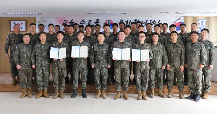 육군1포병여단이 지난 13일 개최한 ‘2026-1기 광개토 포병전사 육성 아카데미’ 수료식 참석자들이 기념촬영을 하고 있다. 부대 제공