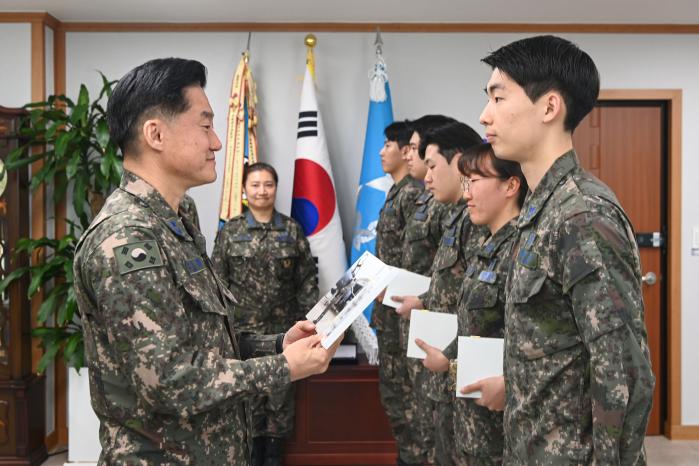 공군11전투비행단 전투지원 정비사 신규 자격 취득자들이 지난 13일 임명장을 받고 있다. 사진 제공=정수진 하사