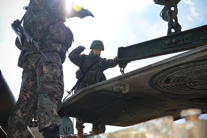 육군30기갑여단 전투근무지원대대 장병들이 장거리 전투근무지원훈련 중 장비 결속을 하고 있다. 부대 제공