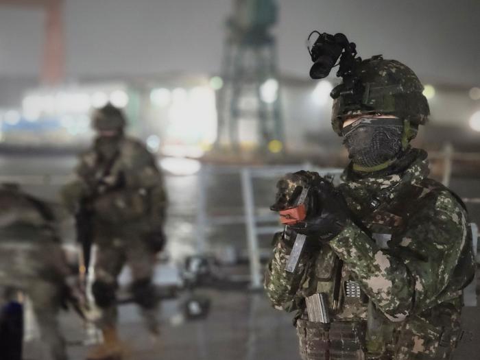 육군53보병사단 울산여단 장병들이 지난 12일 HD현대중공업 일대에서 열린 중요시설 통합방호훈련 중 기동하고 있다. 부대 제공